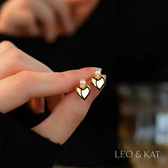 Mother of Pearl Heart Stud Earrings in gold & Silver. 925 Sterling Silver. $1039 - Picture 5 of 6